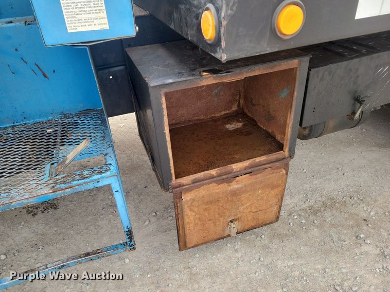 image for item DM2561 1988 Ford FT900F  crane truck