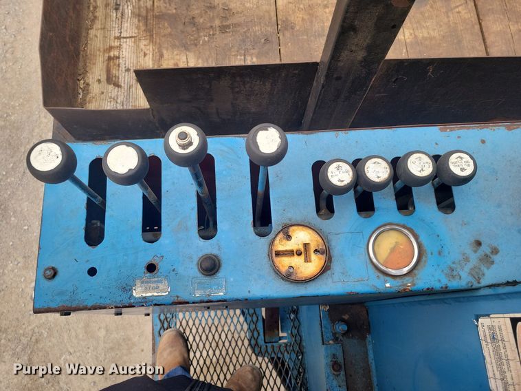 image for item DM2561 1988 Ford FT900F  crane truck