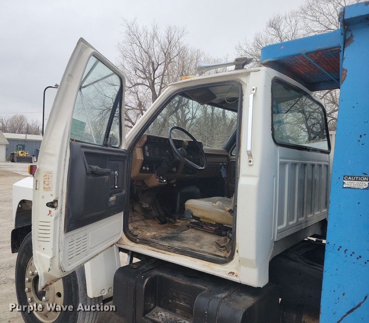 image for item DM2561 1988 Ford FT900F  crane truck