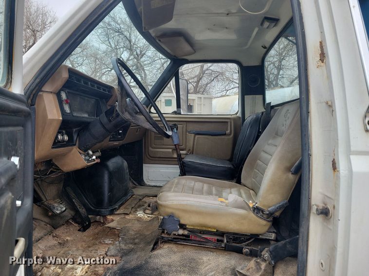 image for item DM2561 1988 Ford FT900F  crane truck