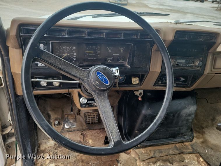 image for item DM2561 1988 Ford FT900F  crane truck