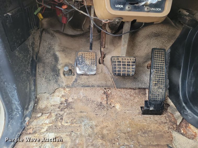 image for item DM2561 1988 Ford FT900F  crane truck