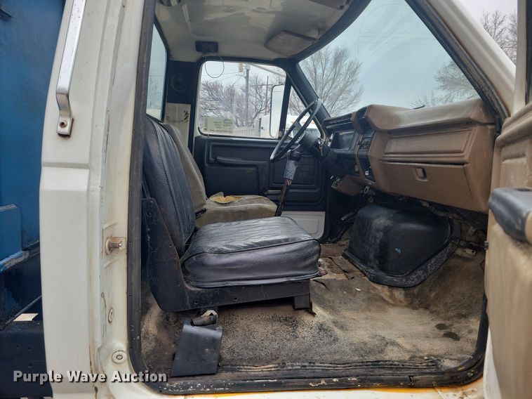 image for item DM2561 1988 Ford FT900F  crane truck