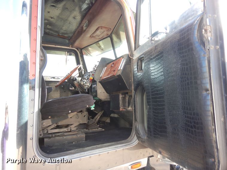 image for item DN6279 1991 Peterbilt 379  semi truck