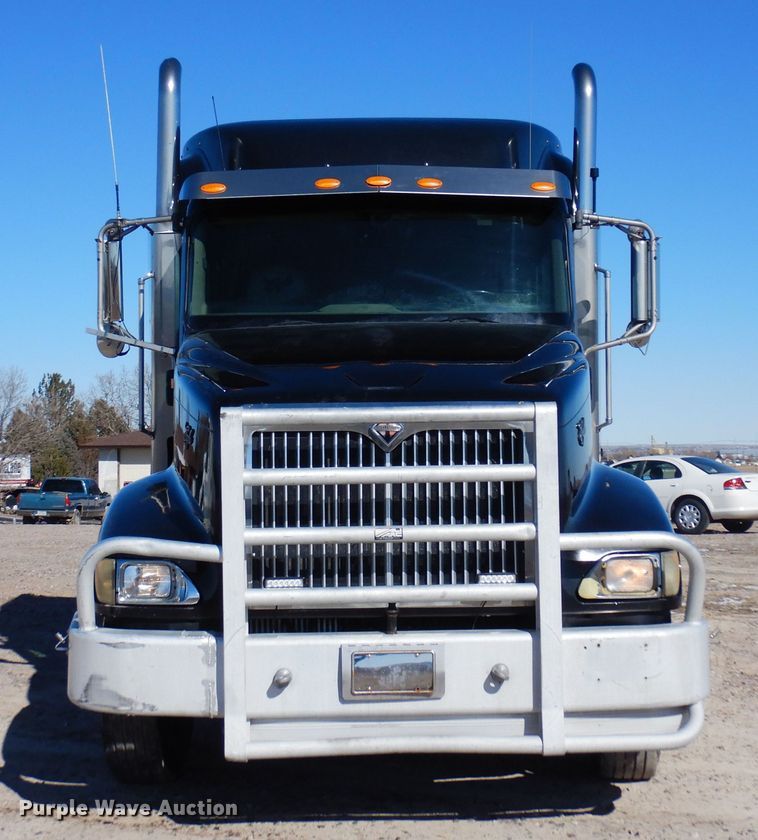 image for item DN6289 2006 International 9400i  semi truck