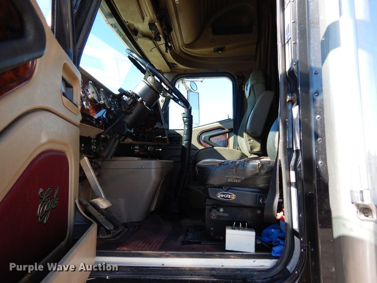 image for item DN6289 2006 International 9400i  semi truck