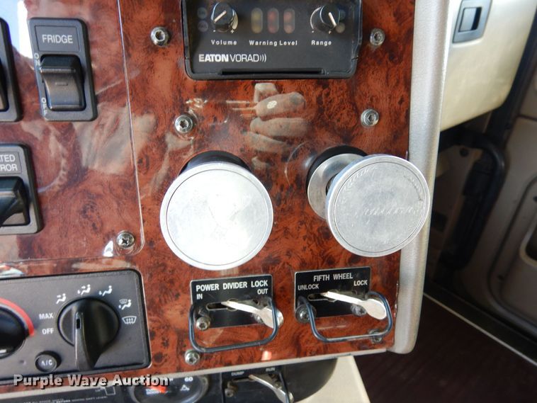 image for item DN6289 2006 International 9400i  semi truck