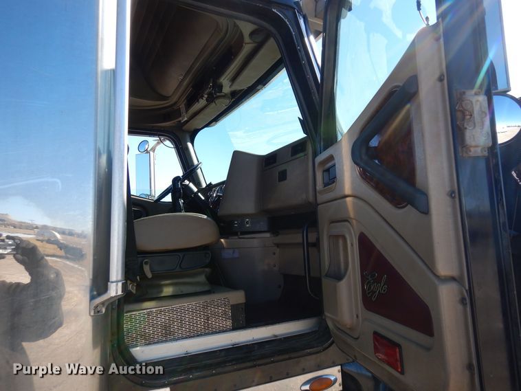 image for item DN6289 2006 International 9400i  semi truck