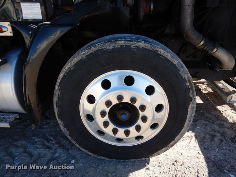 image for item DN6289 2006 International 9400i  semi truck