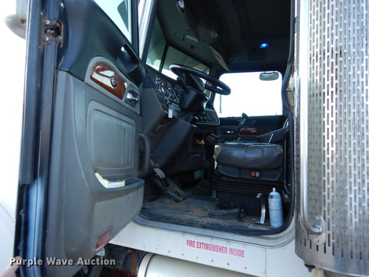 image for item DN6302 2010 Peterbilt  389 winch truck