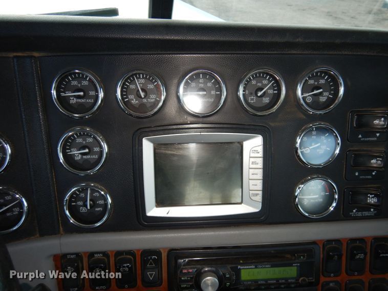 image for item DN6302 2010 Peterbilt  389 winch truck