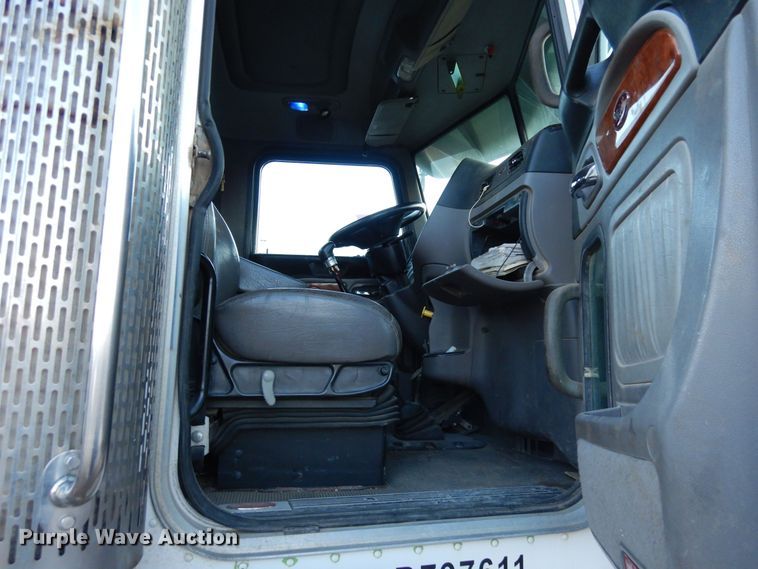 image for item DN6302 2010 Peterbilt  389 winch truck