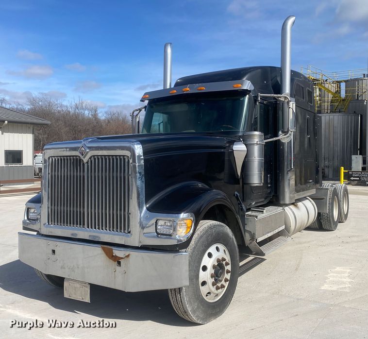 image for item DN8198 2005 International 9900ix  semi truck