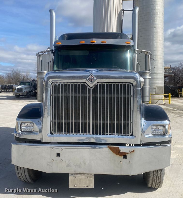 image for item DN8198 2005 International 9900ix  semi truck