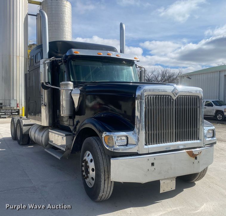 image for item DN8198 2005 International 9900ix  semi truck