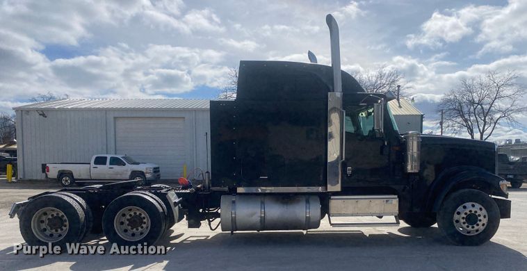 image for item DN8198 2005 International 9900ix  semi truck
