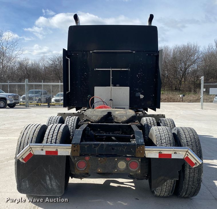 image for item DN8198 2005 International 9900ix  semi truck