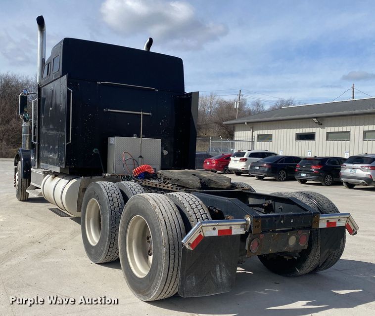 image for item DN8198 2005 International 9900ix  semi truck