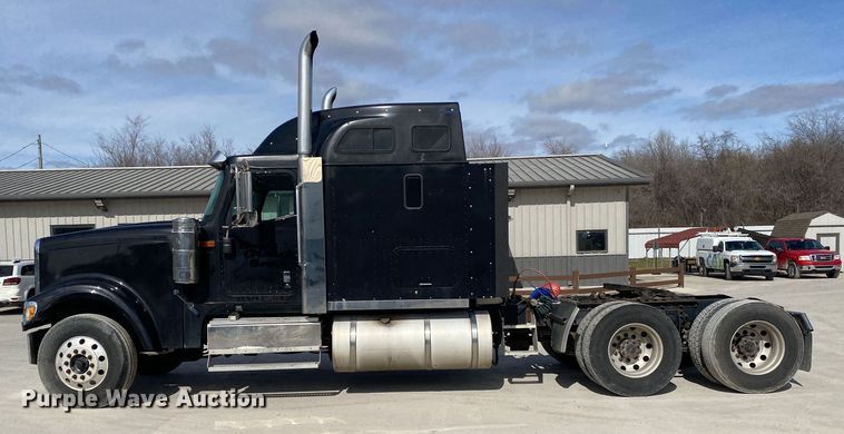 image for item DN8198 2005 International 9900ix  semi truck