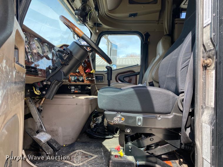 image for item DN8198 2005 International 9900ix  semi truck