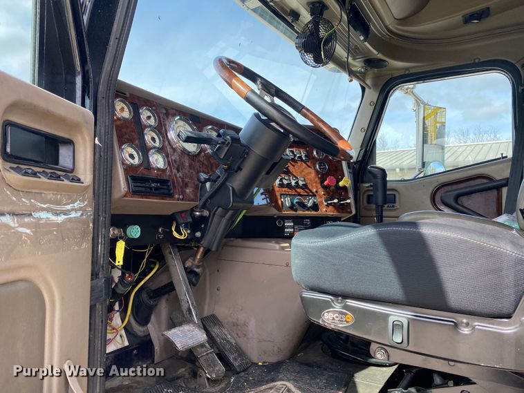 image for item DN8198 2005 International 9900ix  semi truck