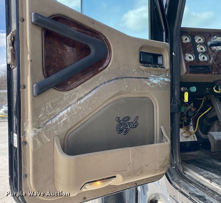 image for item DN8198 2005 International 9900ix  semi truck