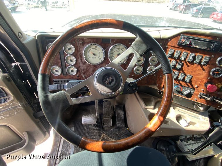 image for item DN8198 2005 International 9900ix  semi truck