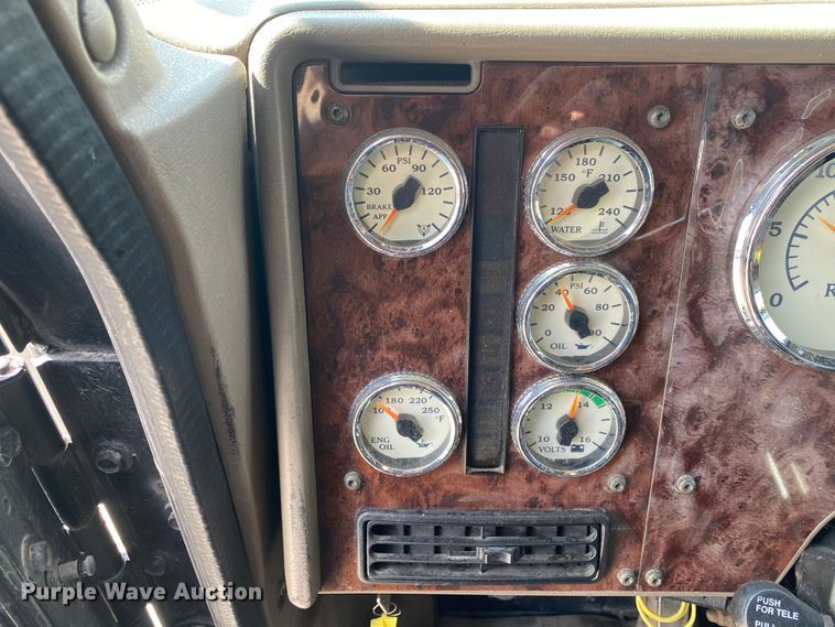 image for item DN8198 2005 International 9900ix  semi truck