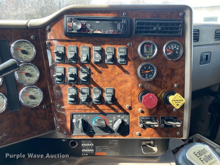 image for item DN8198 2005 International 9900ix  semi truck