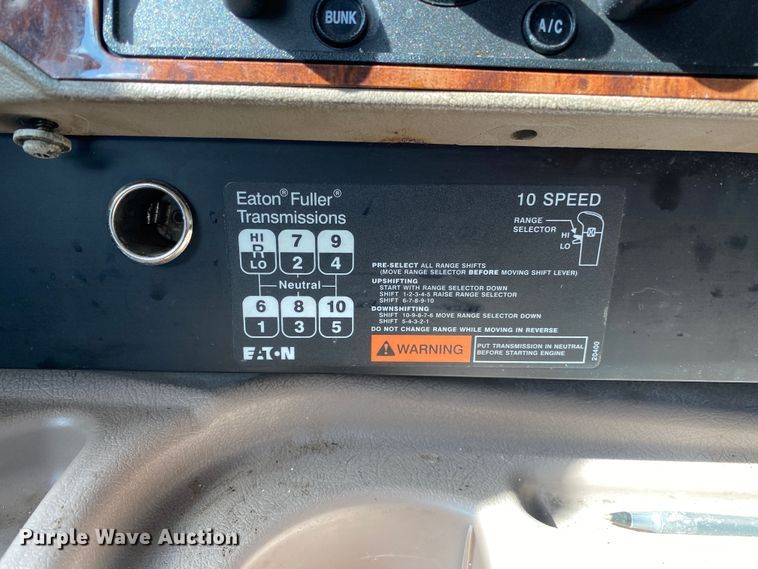 image for item DN8198 2005 International 9900ix  semi truck