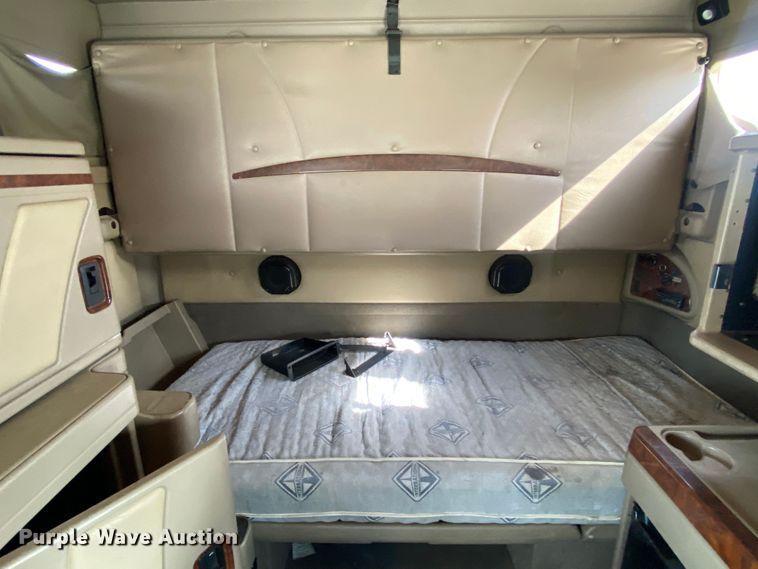 image for item DN8198 2005 International 9900ix  semi truck