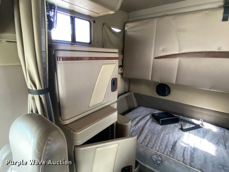 image for item DN8198 2005 International 9900ix  semi truck