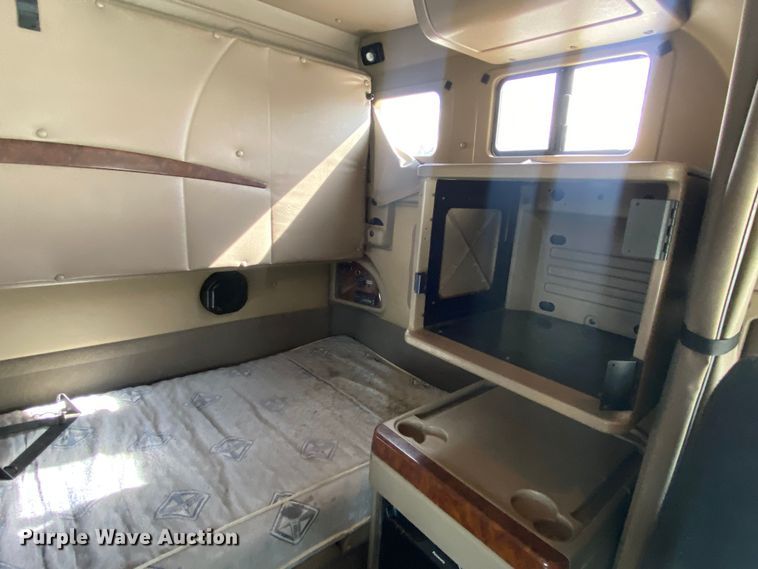 image for item DN8198 2005 International 9900ix  semi truck