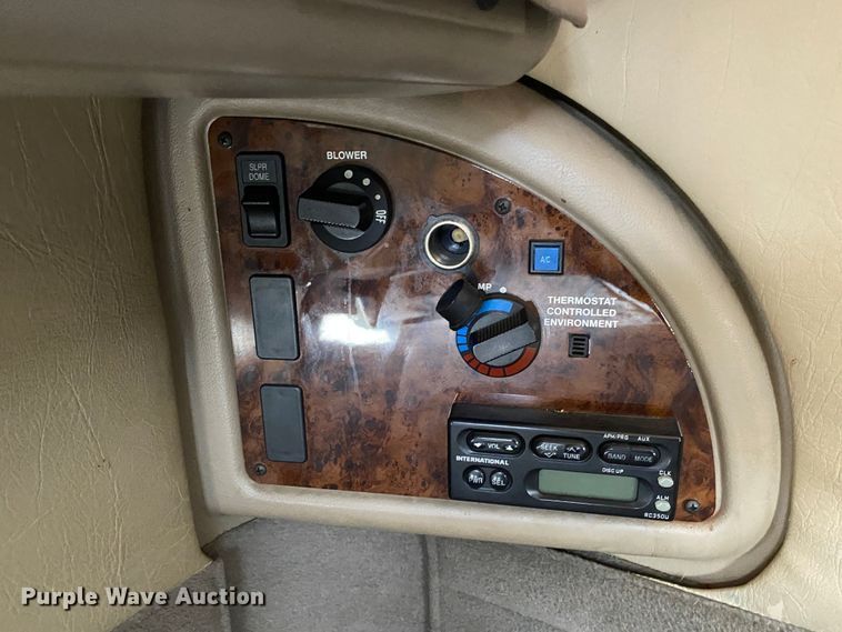 image for item DN8198 2005 International 9900ix  semi truck