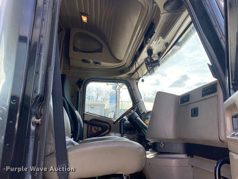 image for item DN8198 2005 International 9900ix  semi truck