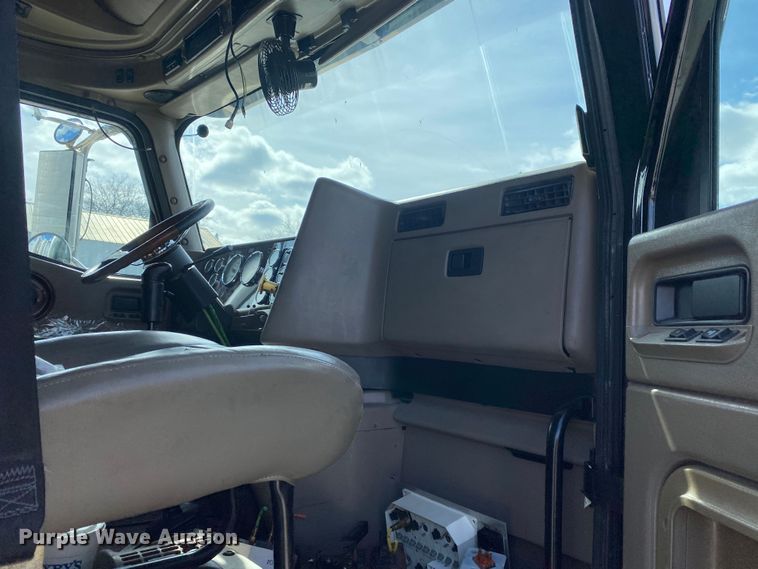 image for item DN8198 2005 International 9900ix  semi truck