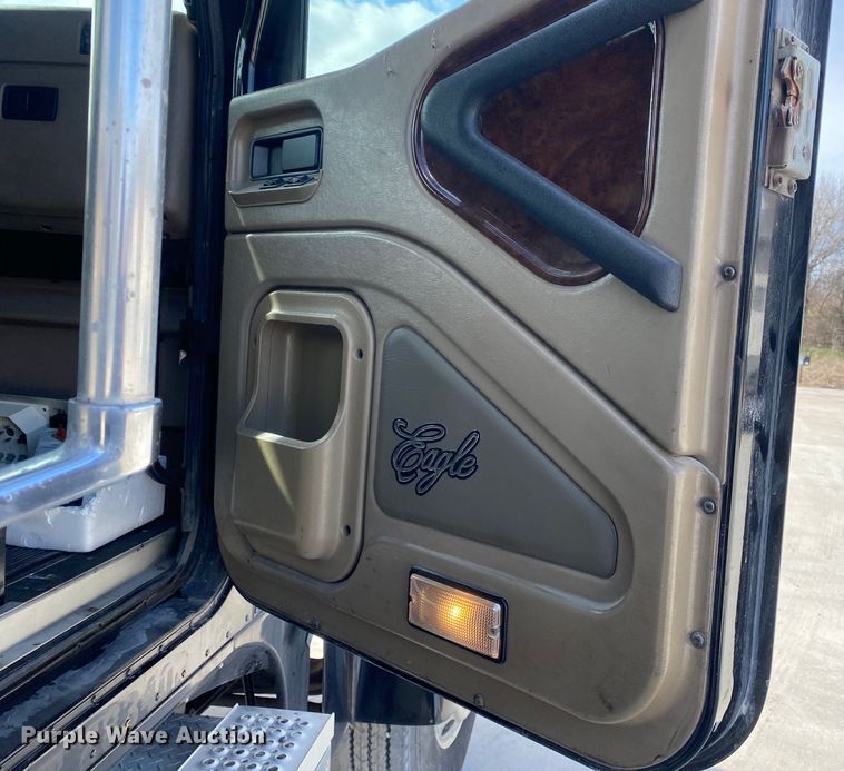 image for item DN8198 2005 International 9900ix  semi truck