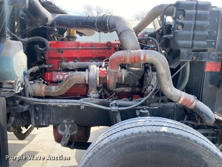 image for item DN8198 2005 International 9900ix  semi truck