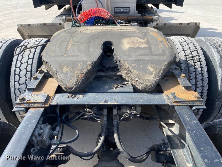 image for item DN8198 2005 International 9900ix  semi truck