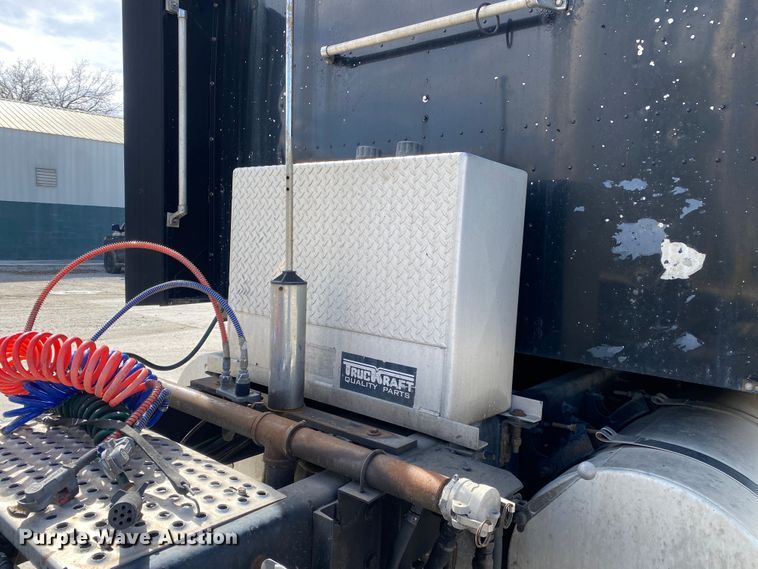 image for item DN8198 2005 International 9900ix  semi truck