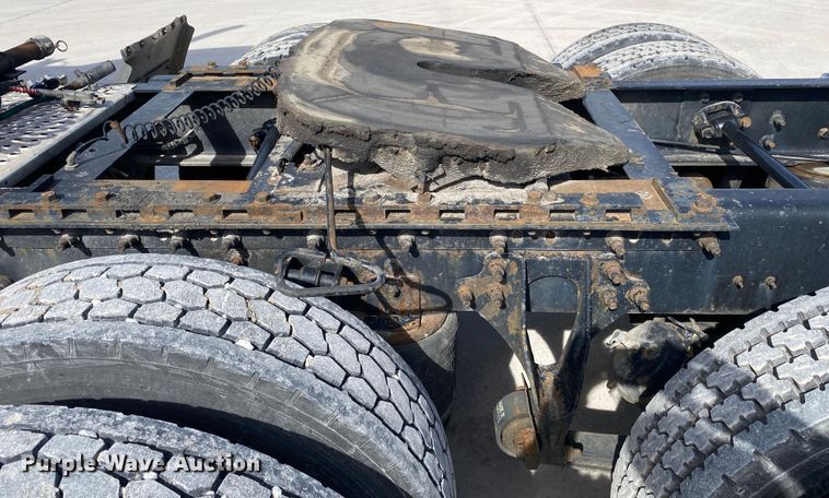 image for item DN8198 2005 International 9900ix  semi truck