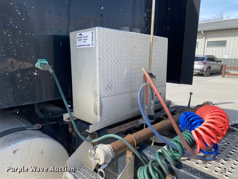 image for item DN8198 2005 International 9900ix  semi truck