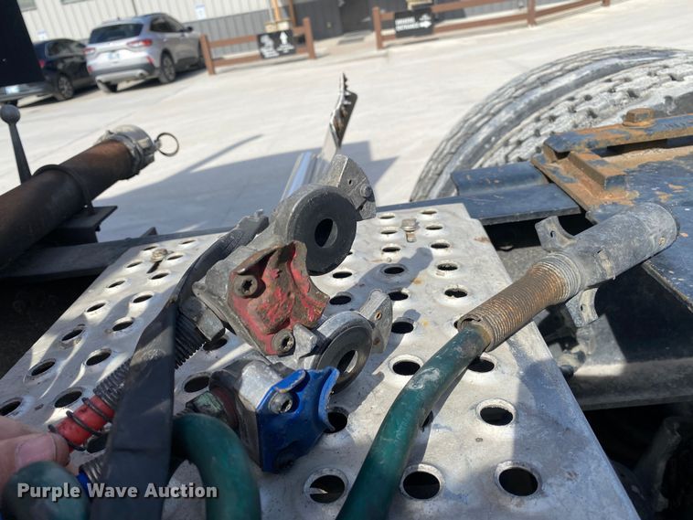 image for item DN8198 2005 International 9900ix  semi truck