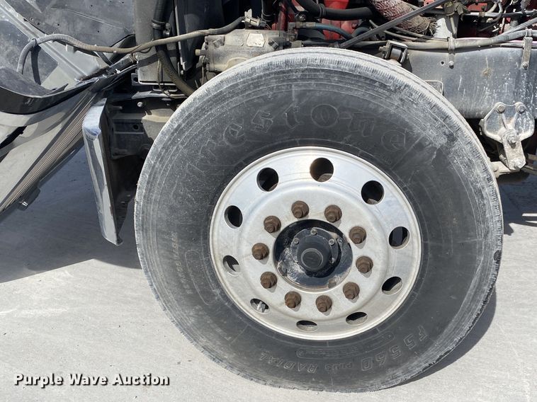 image for item DN8198 2005 International 9900ix  semi truck