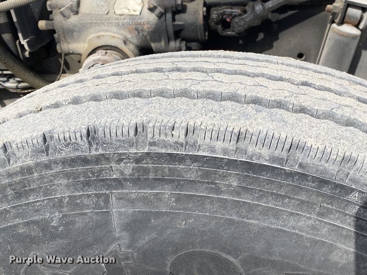 image for item DN8198 2005 International 9900ix  semi truck