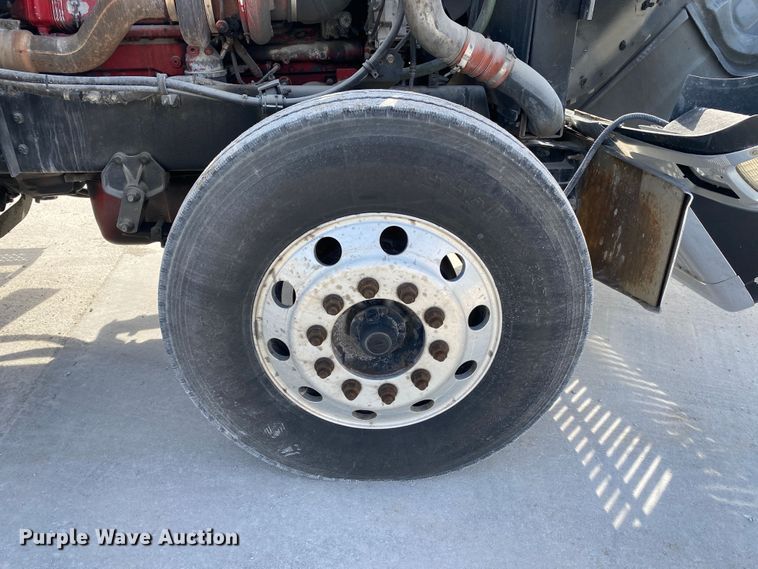 image for item DN8198 2005 International 9900ix  semi truck