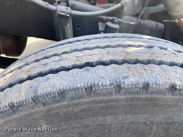 image for item DN8198 2005 International 9900ix  semi truck