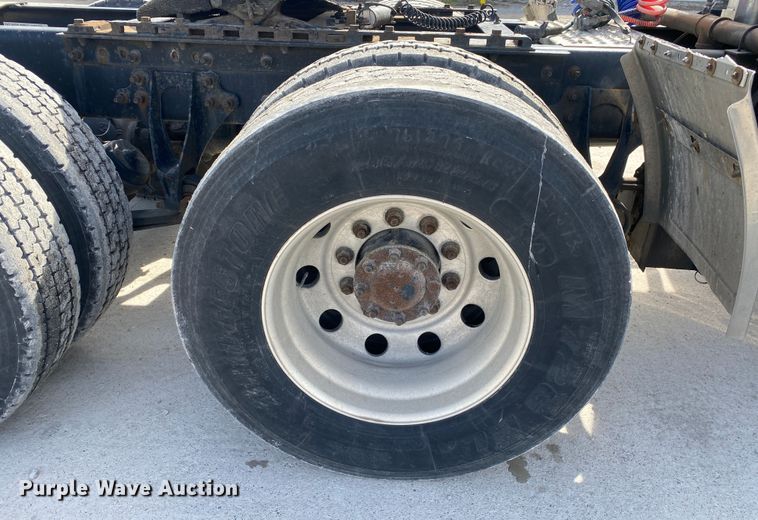 image for item DN8198 2005 International 9900ix  semi truck