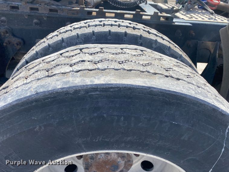 image for item DN8198 2005 International 9900ix  semi truck