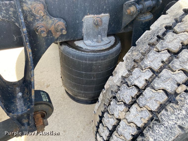 image for item DN8198 2005 International 9900ix  semi truck